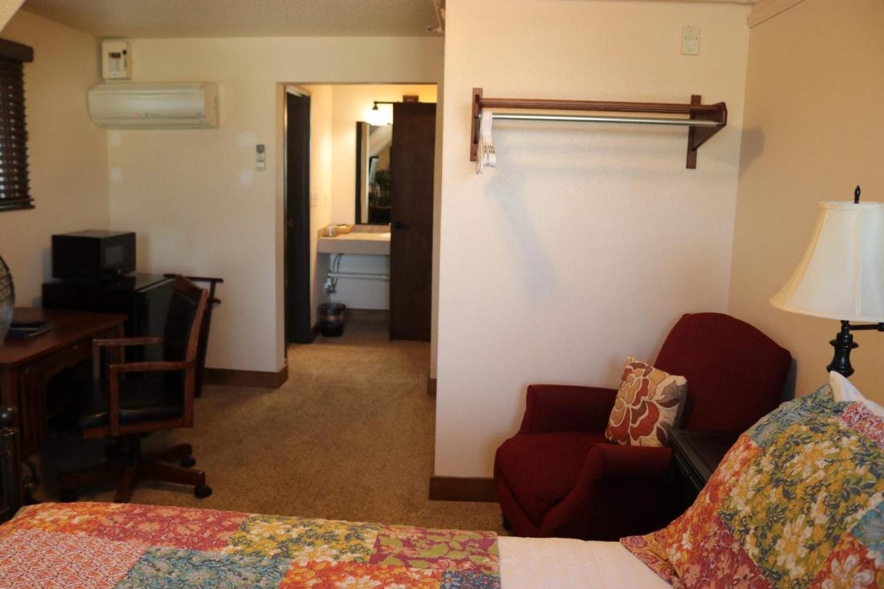 Iowa House Historic Inn Еймс Екстер'єр фото